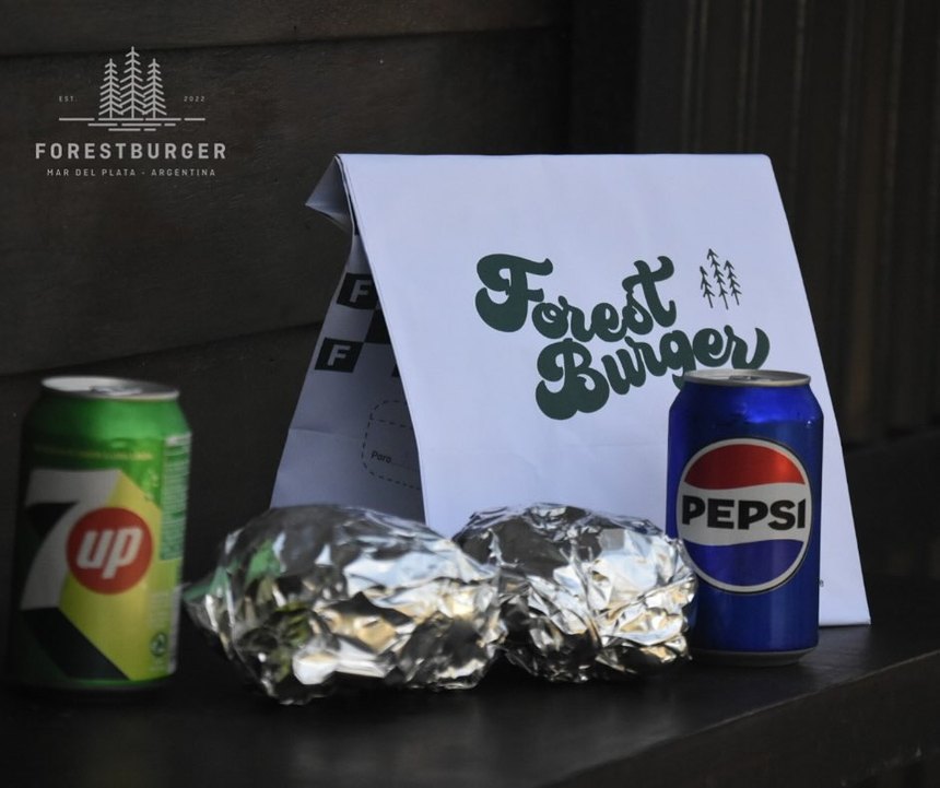 Un pedido de Forest Burger listo para llevar, con la bolsa de la casa y bebidas