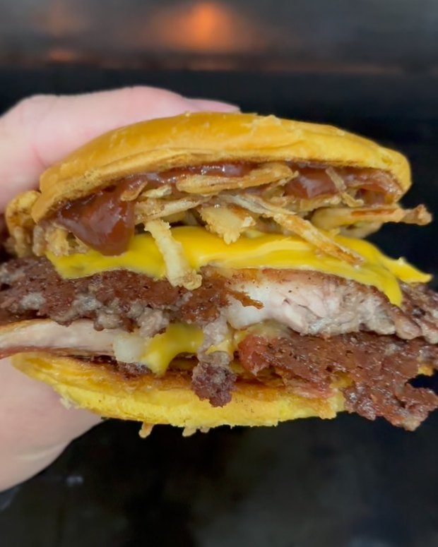 La BCB abierta: panceta, cebolla crispy, cheddar y barbacoa