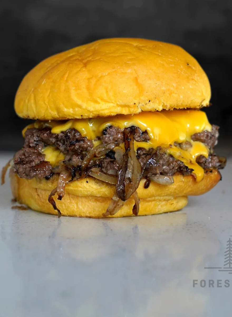 Oklahoma de Forest Burger: medallón smasheado con cebolla, pan de batata y doble cheddar